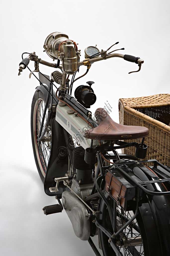 Triumph H Side 1918 moto d'epoca britannica restaurata, con motocarrozzetta e motore a valvole laterali