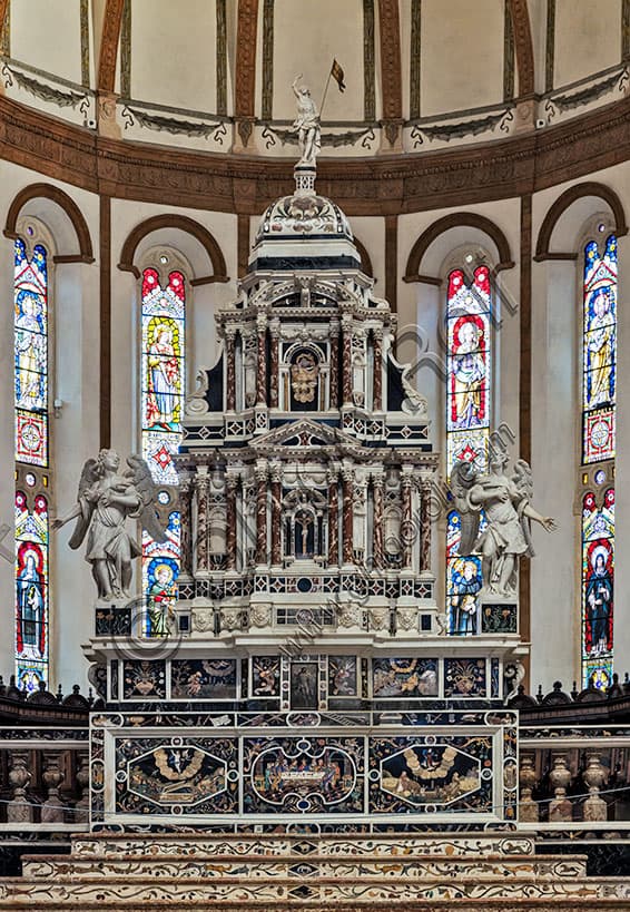 Altare maggiore barocco con tabernacolo marmoreo nella Chiesa di Santa Corona a Vicenza, dettaglio delle tarsie di Francesco Corbarelli