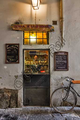 Trippa e lampredotto serviti nel tipico panino all'osteria Da' Vinattieri a Firenze