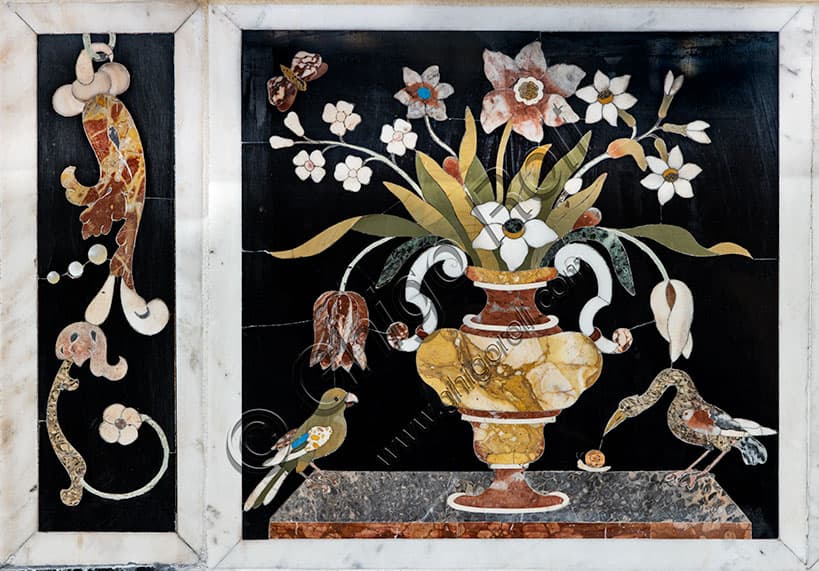 Dettaglio con vaso di fiori e uccelli delle tarsie marmoree dell'altare maggiore, Chiesa di Santa Corona, Vicenza