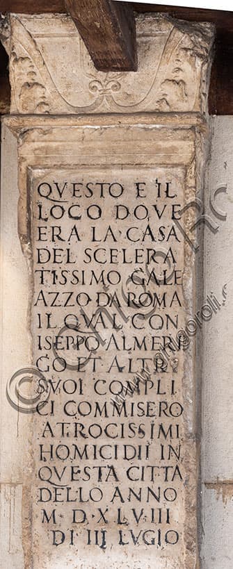 Fotografia dettagliata dell'epigrafe di Galeazzo da Roma del 1548 sotto i portici di Corso Palladio a Vicenza
