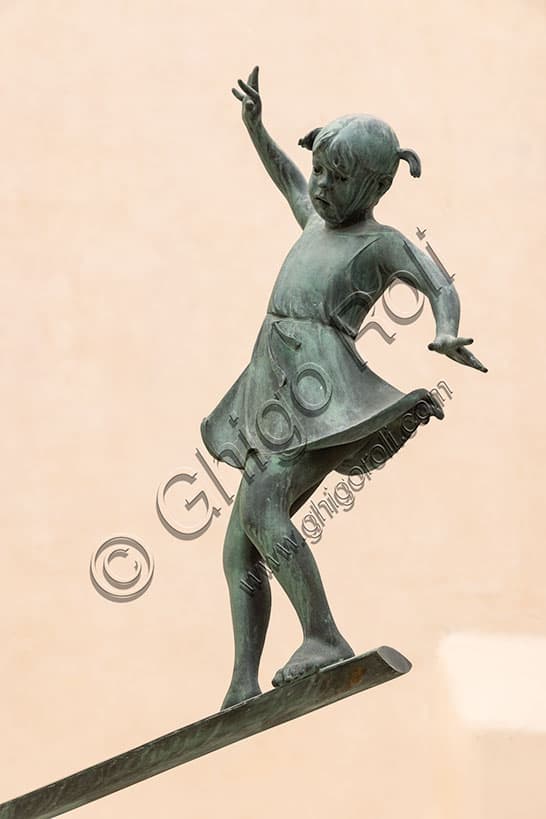 Dettaglio scultura Fontana dei Bambini o Altalena di Nereo Quagliato a Vicenza, Piazza delle Poste