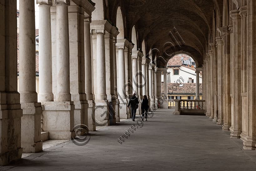 Veduta della loggia al primo piano, lato nord della Basilica Palladiana a Vicenza che si affaccia su Piazza delle Erbe
