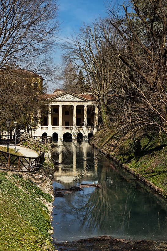 Loggia Valmarana a Vicenza, Giardini Salvi, sei colonne doriche di Andrea Palladio