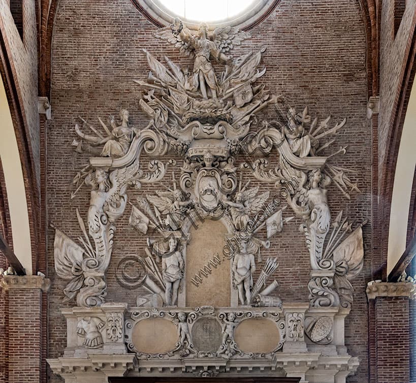 Monumento funerario barocco del generale G.B. Da Porto con emblemi guerreschi nella Chiesa di San Lorenzo a Vicenza