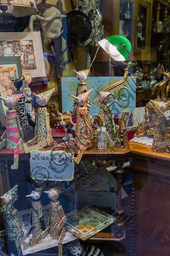 Vetrina del negozio Cose dal Passato a Firenze in Sdrucciolo de' Pitti con collezione di Pinocchio di carta