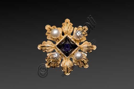 Spilla oro giallo Penko Botticelli Primavera, dettaglio perle e iolite, gioiello arte rinascimentale fiorentina