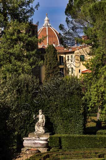 Statua di Giove di Baccio Bandinelli (1556) ai Giardini di Boboli con la cupola di Santa Maria del Fiore sullo sfondo