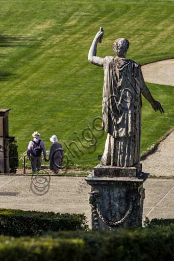 Statua romana di Demetra sulla Rampa dell'Anfiteatro, Giardini di Boboli, Firenze, con turisti.