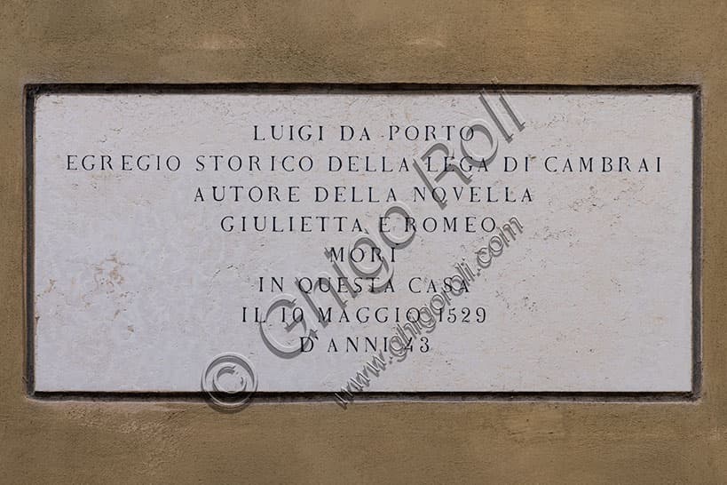 Targa in bronzo dedicata a Luigi da Porto, scrittore vicentino creatore di Romeo e Giulietta, a Vicenza