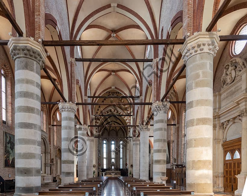 Interno della Chiesa di San Lorenzo a Vicenza con architettura e colonne