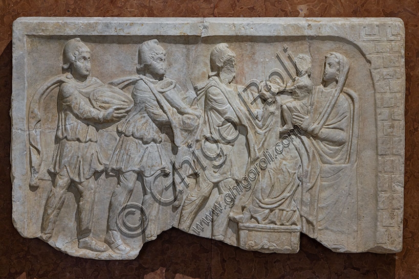 Rilievo scultoreo raffigurante l'Adorazione dei Magi, fianco destro di sarcofago in marmo lunense, IV secolo d.C.