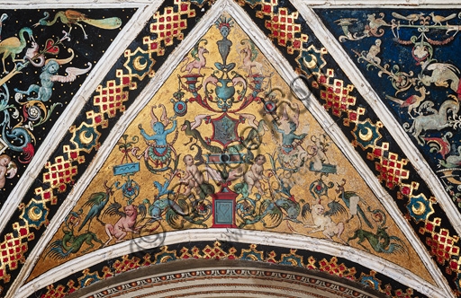 Dettaglio degli affreschi della volta con grottesche all'antica, ispirate alla Domus Aurea, nella Libreria Piccolomini del Duomo di Siena