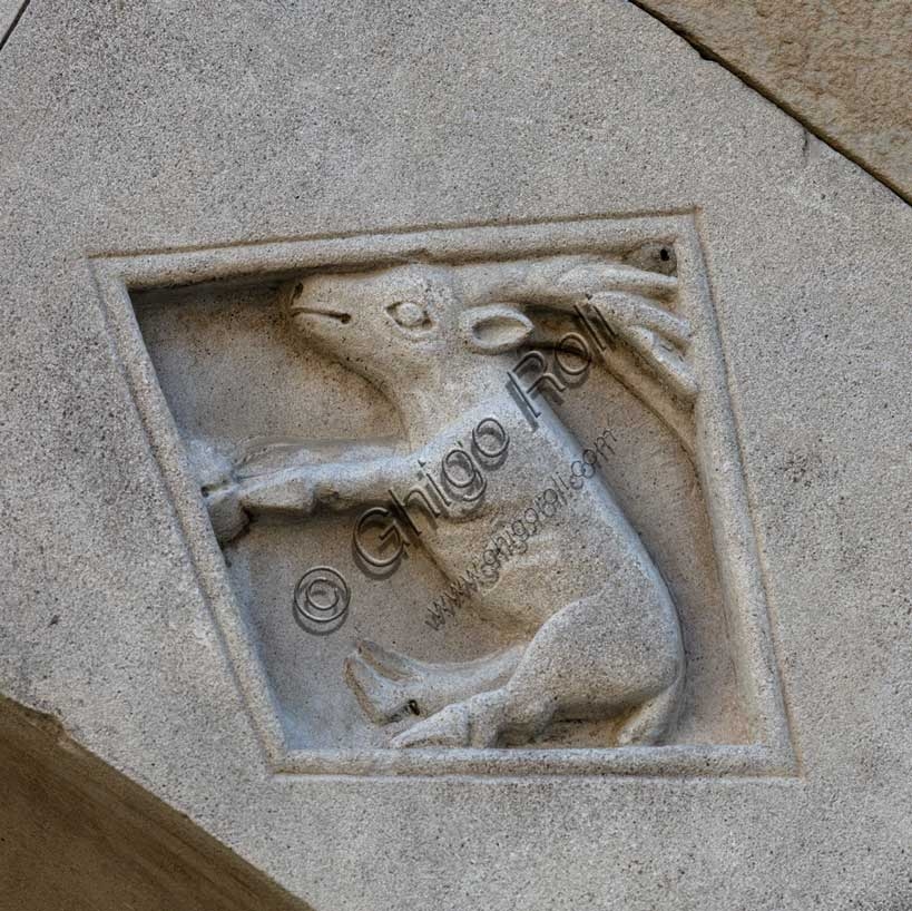 Rilievo scultoreo della virtù della Carità, portale sinistro Duomo di Fidenza, opera di Benedetto Antelami