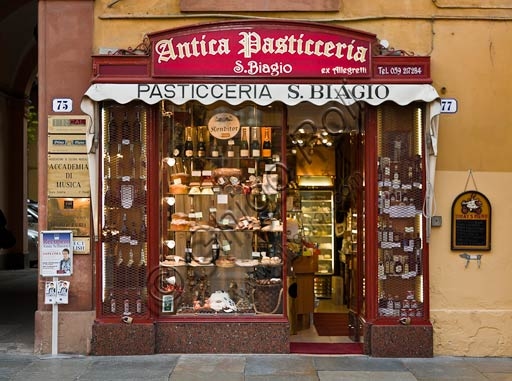 Interno dell'Antica Pasticceria San Biagio a Modena, vetrina con dolci tradizionali