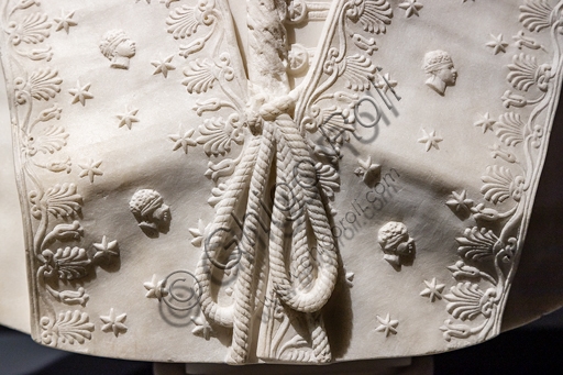 Dettaglio della mozzetta nella scultura in marmo di Papa Pio VII di Antonio Canova