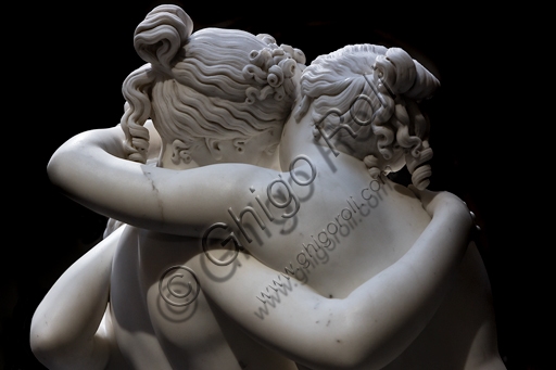 Scultura in marmo Le Tre Grazie di Antonio Canova, dettaglio dell'abbraccio delle tre dee
