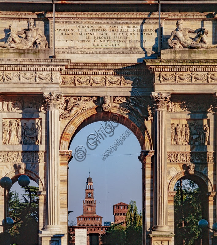 Veduta architettonica dell'Arco della Pace a Milano con il Castello Sforzesco e la Torre del Filarete sullo sfondo