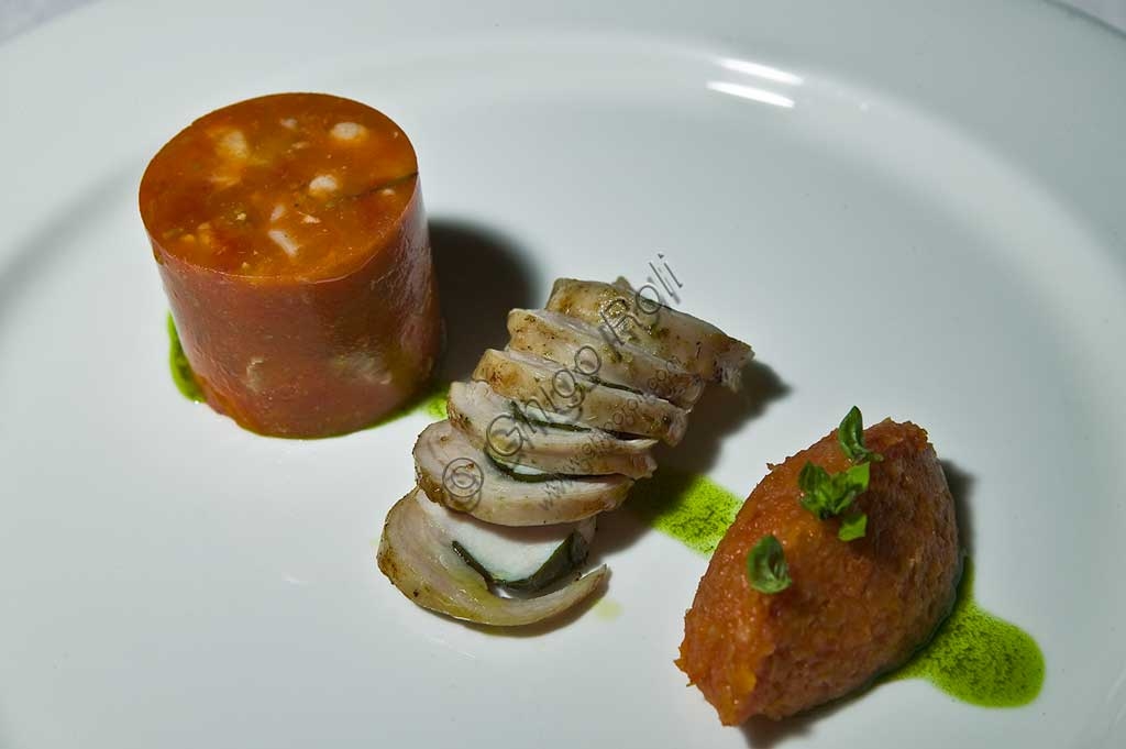 Fetta di arrosto di carne su piatto, accompagnata da gelatina di pomodoro rosso e brillante.