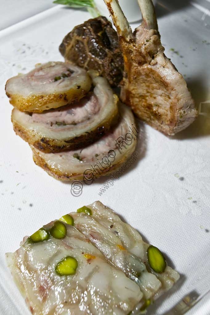 Arrosto di maiale e coppa di testa, tipico secondo piatto italiano servito su tagliere