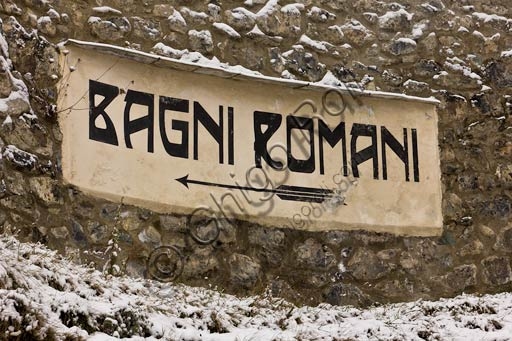 Cartello 'Bagni Romani' presso lo stabilimento termale Bagni Vecchi a Bormio