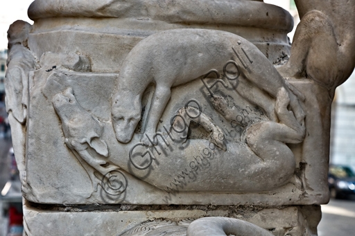 Dettaglio scultoreo del basamento di colonna con cane che attacca un cervo, facciata Duomo di Genova