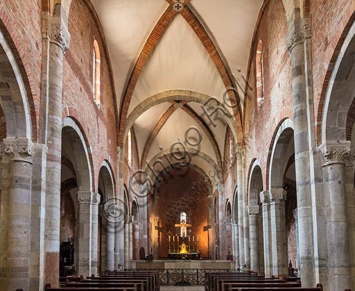 Vista prospettica della navata centrale nella Basilica di San Savino a Piacenza, Emilia-Romagna