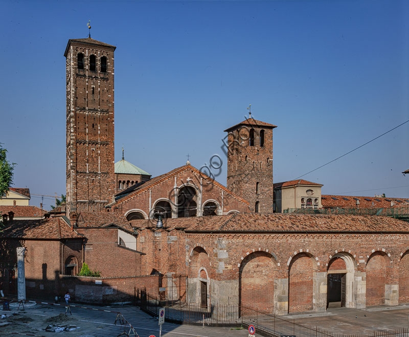 Veduta della Basilica di Sant'Ambrogio a Milano con atrio e campanili
