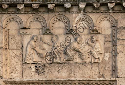 Bassorilievo romanico Cristo lava i piedi a San Pietro, facciata Chiesa San Pietro Spoleto