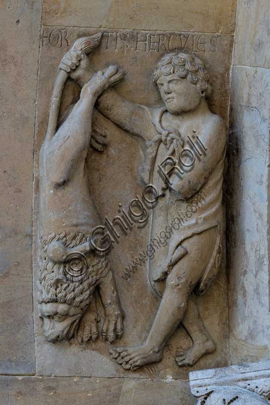 Bassorilievo scultoreo di Ercole con il leone nemeo, portale destro Duomo di Fidenza, opera Antelami
