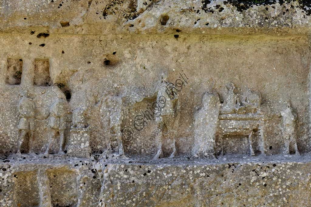 Dettaglio di un bassorilievo antico scavato nella roccia delle latomie presso il sito archeologico di Akrai, Palazzolo Acreide (SR)