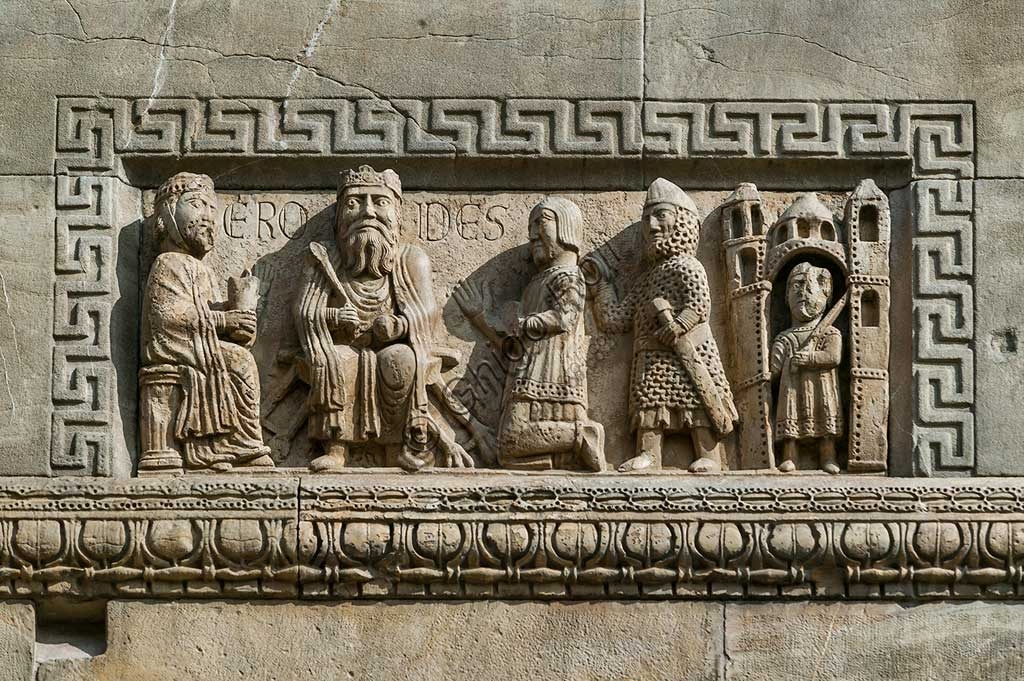 Bassorilievo Re Erode in trono, facciata Duomo Fidenza, opera di Benedetto Antelami