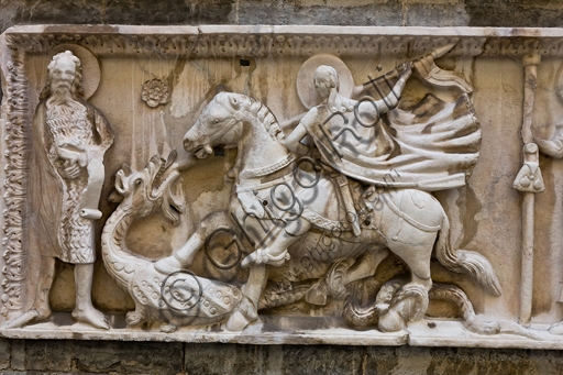 Bassorilievo scultura San Giorgio drago fianco sud Duomo Cattedrale di San Lorenzo Genova