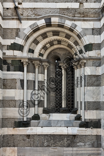 Bifora gotica del 1217 sul fianco sud del Duomo di Genova (Cattedrale di San Lorenzo)