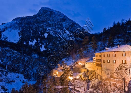 Veduta notturna stabilimento termale Bagni Vecchi a Bormio, illuminazione serale su architettura storica
