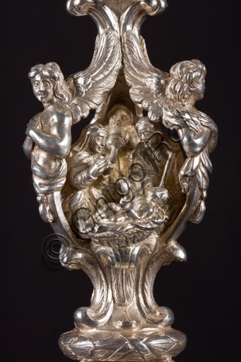 Dettaglio della scena della Natività sul nodo del Calice dei Padri del Comune, argento sbalzato e dorato, Museo del Tesoro della Cattedrale di San Lorenzo, Genova.