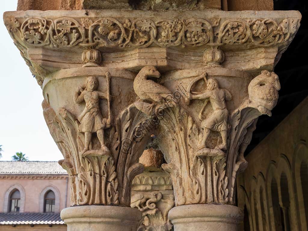 Capitello romanico N23, lato Nord, scena di caccia con due cacciatori e uccelli, chiostro Duomo di Monreale, Palermo, Sicilia