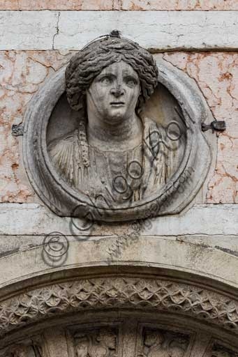 Parte della facciata della Cattedrale di Ferrara con particolare del busto romano noto come Madonna di Ferrara