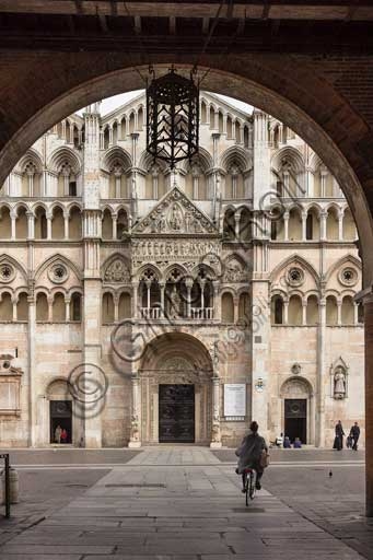 Veduta della Cattedrale di San Giorgio a Ferrara, facciata romanica dal Vòlto del Cavallo in Piazza della Cattedrale