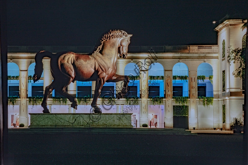Cavallo di Leonardo da Vinci illuminato di notte all'Ippodromo di San Siro a Milano, Lombardia