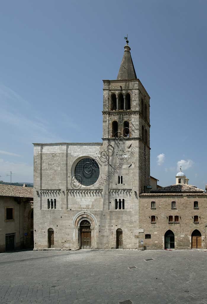 Facciata romanica della Chiesa di San Michele Arcangelo a Bevagna, Umbria