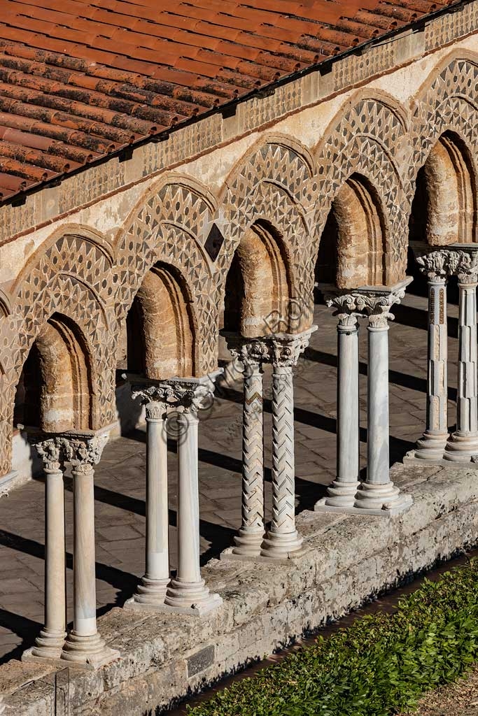 Fuga di archi romanici sul lato est del chiostro del Duomo di Monreale, Sicilia, XII secolo