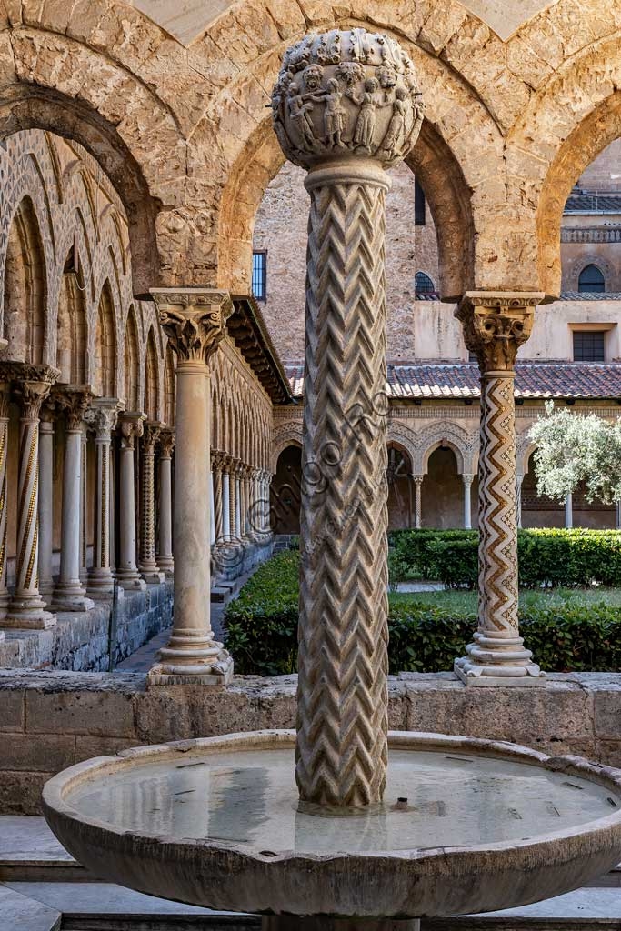 Veduta del chiostro normanno del Duomo di Monreale con la fontana centrale, XII secolo, Sicilia