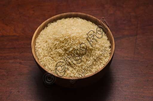 A ceramic bowl containing a serving of rice, used for dishes like risotto or paella