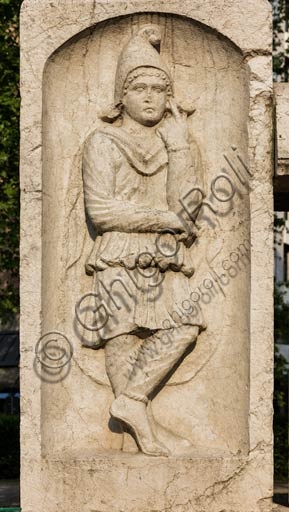 Dettaglio scultoreo del dio Attis, cippo romano del I secolo d.C., Monumento dei Concordii, Parco del Popolo Reggio Emilia