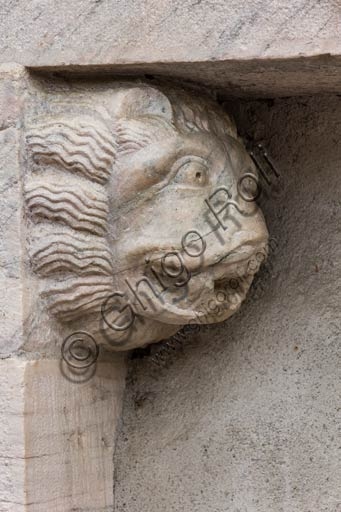 Particolare scultoreo di una testa di leone in marmo su un portale laterale della Collegiata di Bormio, Sondrio.