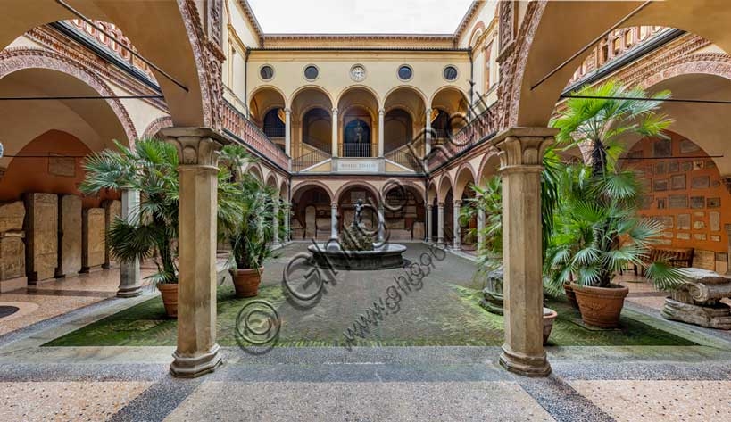 Veduta del cortile interno del Museo Civico Archeologico di Bologna, [PRESENTE - USA QUESTO].