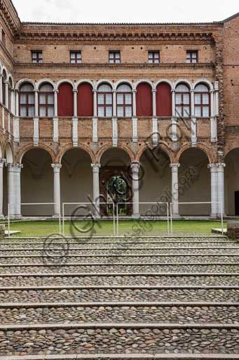 Cortile quadrato rinascimentale di Palazzo Costabili, sede del Museo Archeologico di Spina a Ferrara