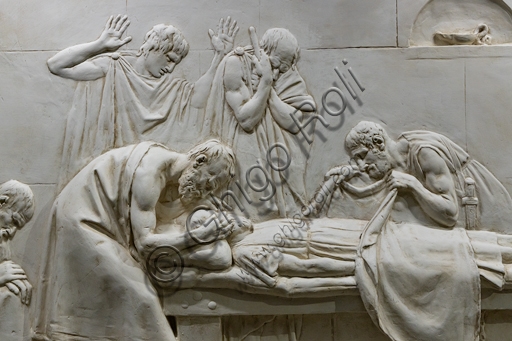 Particolare scultura in gesso di Antonio Canova 'Critone chiude gli occhi di Socrate' con dettaglio delle mani e del volto