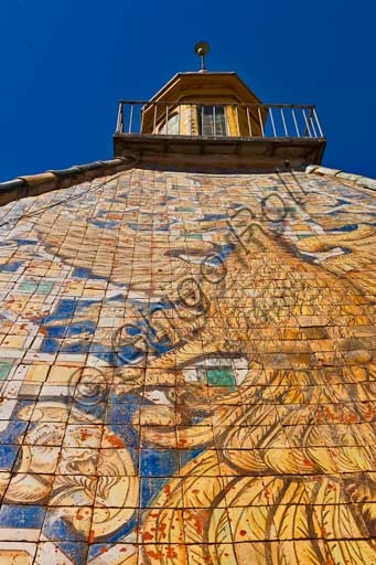Dettaglio della decorazione a maiolica policroma raffigurante un'aquila sulla copertura piramidale della Torre di Porta Nuova, Palazzo dei Normanni, Palermo.